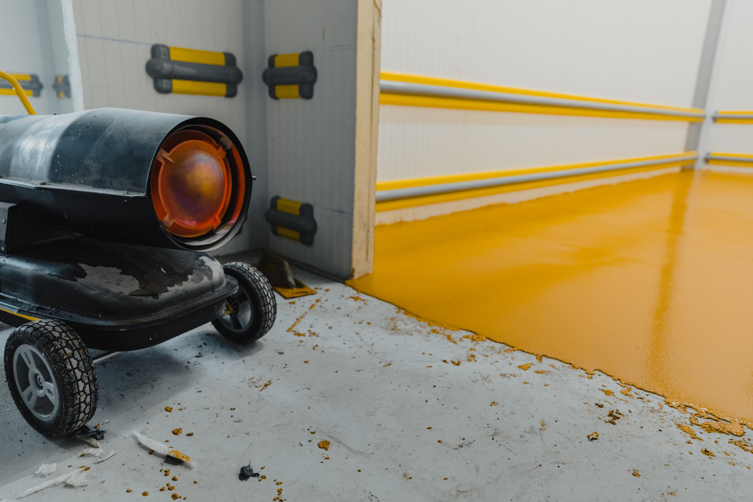Industrial heat gun for heating large spaces